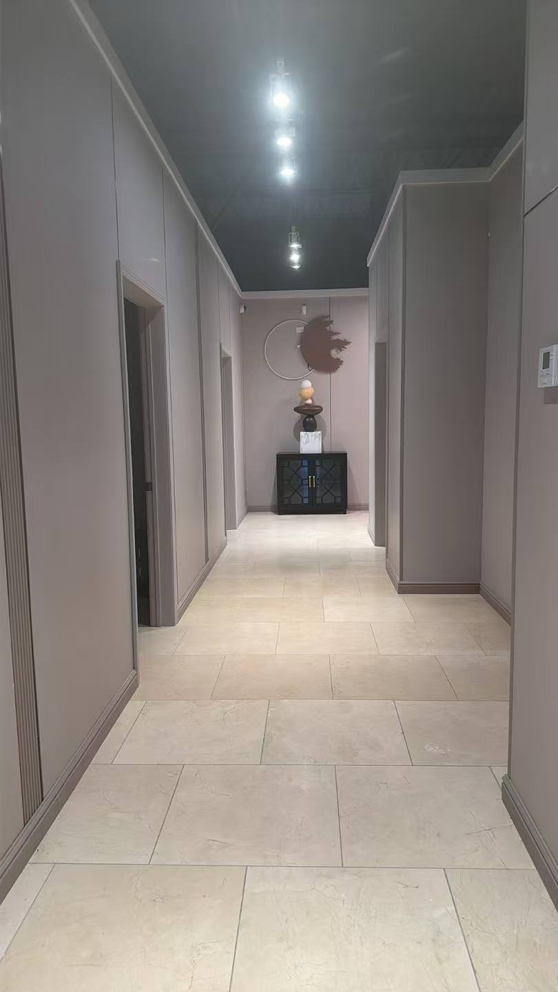 Olive Queen gallery image